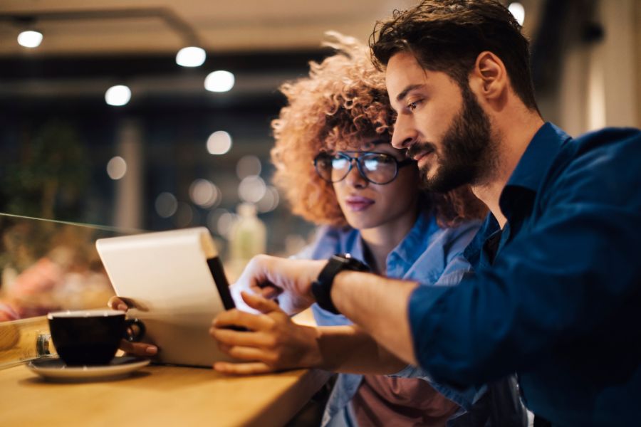 dos personas mirando conjuntamente un dispositivo