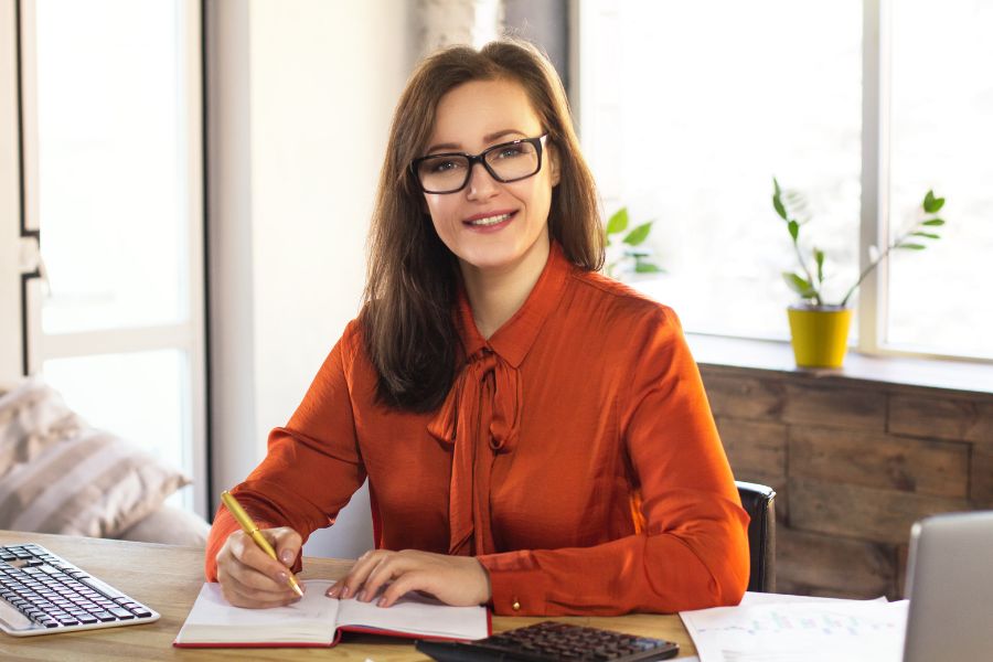 mujer escribiendo en una libreta