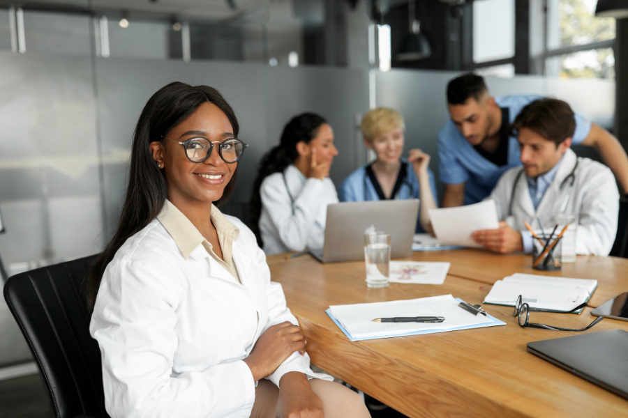 equipo de trabajo junto a una traductora profesional